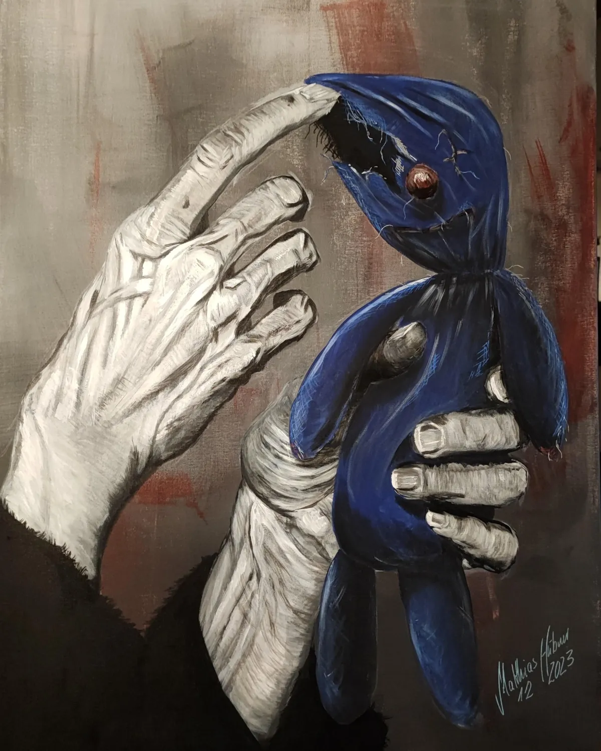 Zwei monochrome Hände halten und berühren ein blaues, beschädigtes Stofftier vor graubraunem Grund – ‚Zeit‘ von Matthias Hübner (2023).