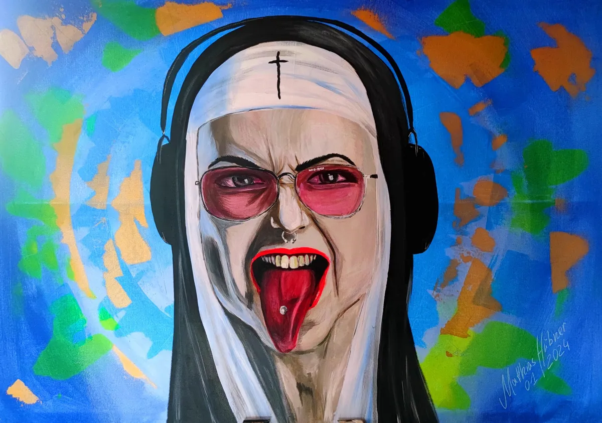 Frontales Porträt einer Nonne mit Kopfhörern und pinker Brille; Zunge mit Piercing, kleiner Kreuz-Aufdruck; blauer Hintergrund mit grünen und goldenen Sprühspuren – ‚Religion‘ von Matthias Hübner (2024).