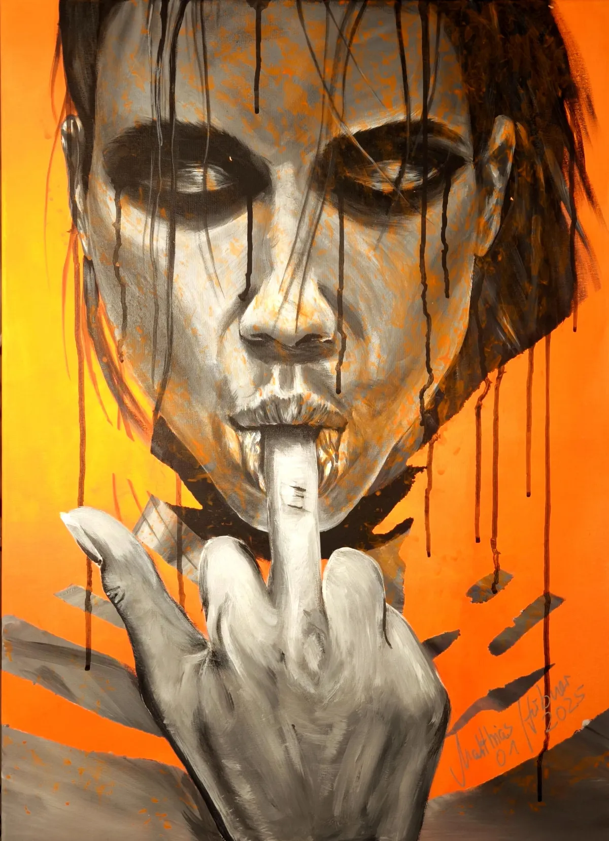 Monochromes Porträt vor leuchtend orangem Hintergrund; Drips über dem Gesicht, die Hand dominiert, der Mittelfinger liegt auf den Lippen – ‚F...U...‘ von Matthias Hübner (2025).