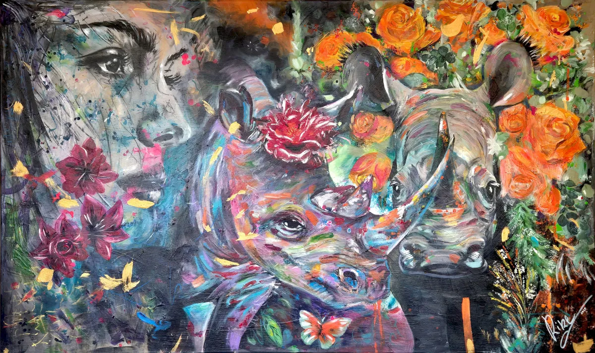 Acryl- und Kohlebild ‚Instinktives Feingefühl‘ von Rike Wöle: Porträt einer Frau neben farbenprächtigen Nashörnern, Schmetterlingen und Rosen – Symbol für Intuition und instinktive Sensibilität.
