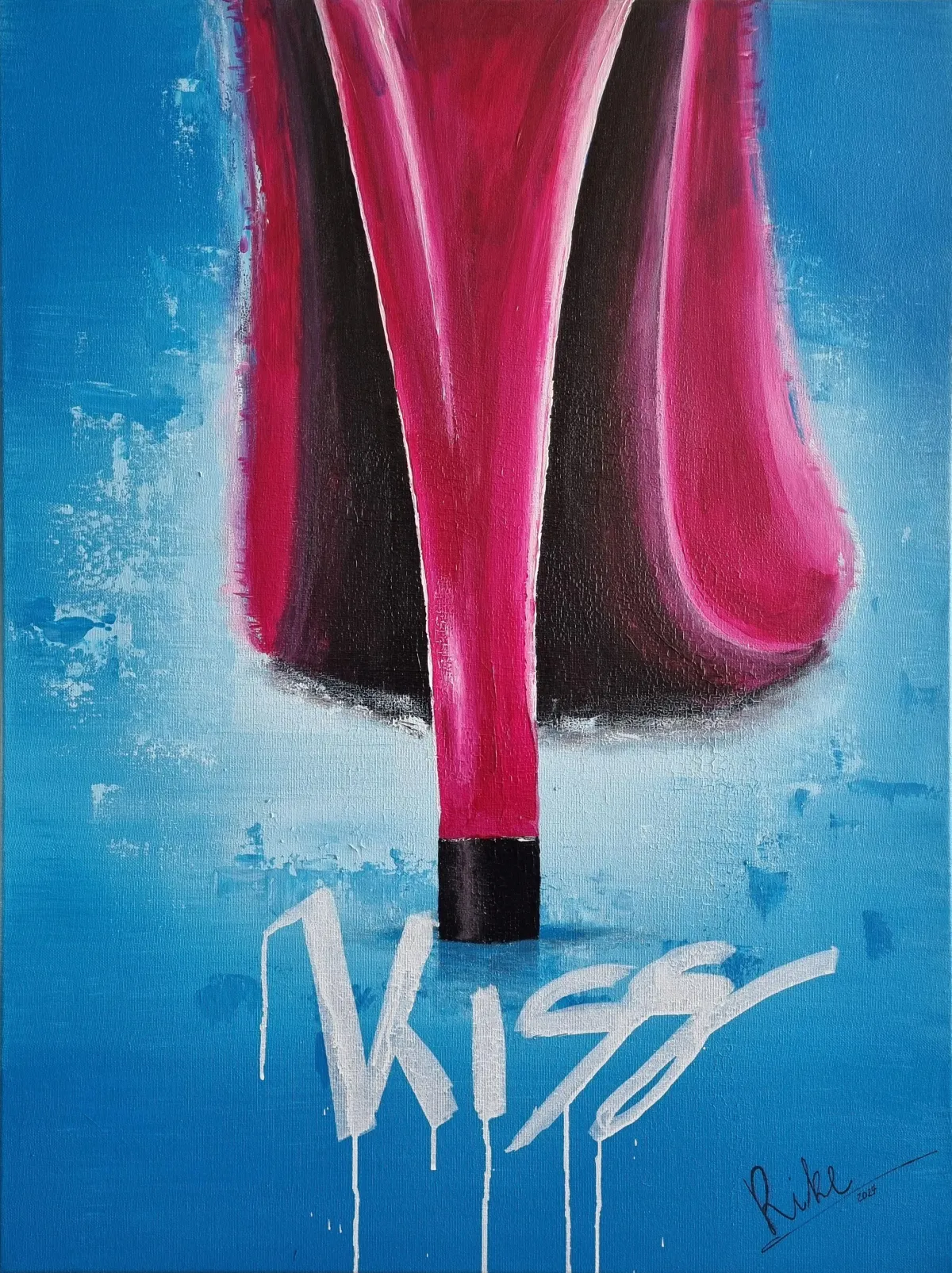 Acrylgemälde ‚Pink High Heels (Kiss)‘ von Rike Wölke: pinker High Heel vor cyanblauem Grund, weißes tropfendes ‚KISS‘, teils rissige haptische Oberfläche, Rand cyan bemalt.