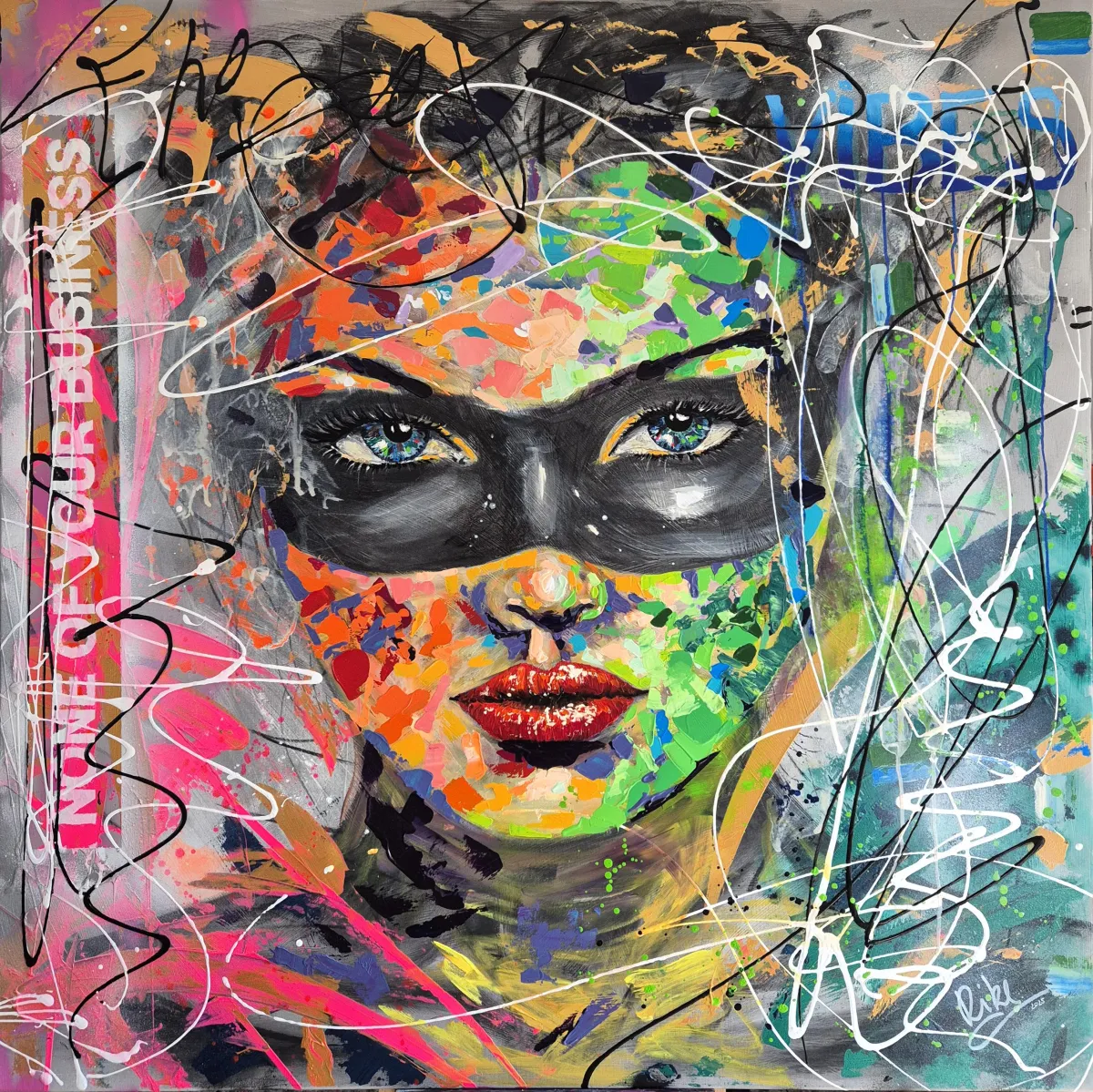 Mixed-Media-Gemälde ‚None of your Business‘ von Rike Wölke: Frauenporträt mit schwarzer Maske, leuchtend bunten Farben und intensiven blauen Augen, inspiriert von Urban Art und Street Art, Symbol für Selbstbestimmung und Stärke.