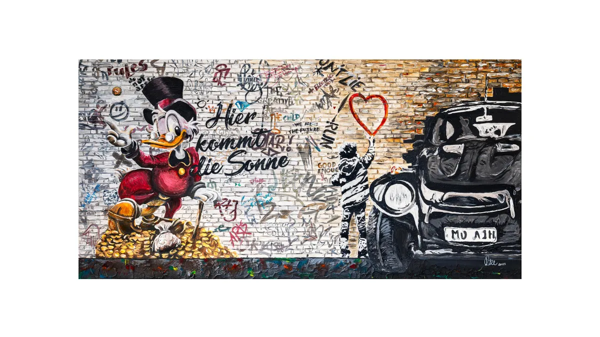 Mixed-Media-Gemälde ‚Nur die Liebe zählt‘ von Rike Wölke: Graffiti-Backsteinwand mit Dagobert Duck auf Gold, Kind sprüht rotes Herz, Oldtimer-Käfer im Baja-Umbau – Pop- & Urban-Art mit Botschaft Liebe vor Besitz.
