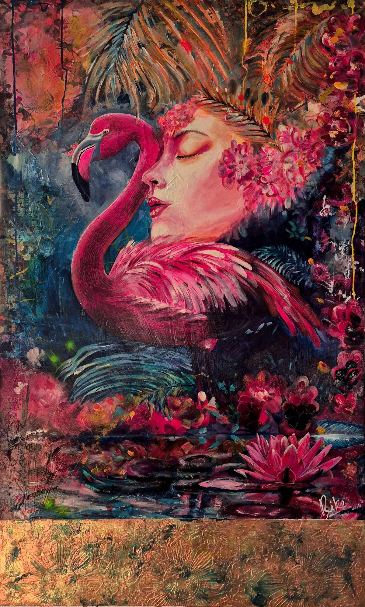 Acryl- und Mixed-Media-Gemälde ‚Tief in sich ruhendes Vertrauen‘ von Rike Wölke: ruhendes Frauenprofil, umarmt von pinkem Flamingo, Lotusblüte im Wasser, tropisch-florale Umgebung; unten patinierte Blattgold-Stuckborte (90×150 cm, 2025).