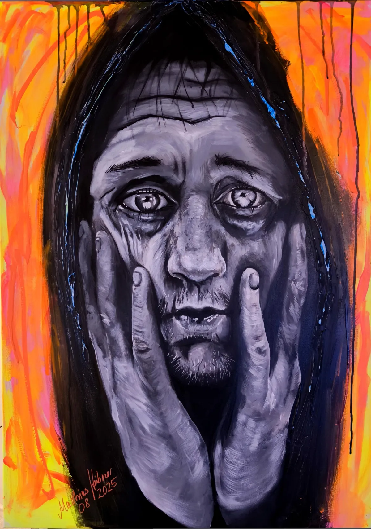 Monochromes Porträt eines Mannes, der sein Gesicht mit beiden Händen umfasst; neonorange-pinker, tropfender Hintergrund mit blauen Akzenten – ‚Chaos‘ von Matthias Hübner (2025).