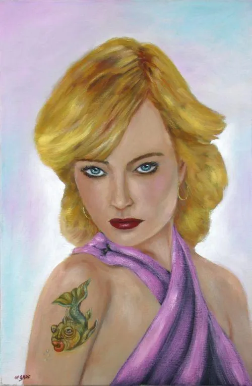 Nahsicht einer blonden Frau mit violettem Tuch, kühlem Blick und rotem Lippenstift; auf der Schulter ein kleines Fisch-Tattoo mit Lippen; Öl auf Leinwand, 40 × 60 cm, Christine Graf.