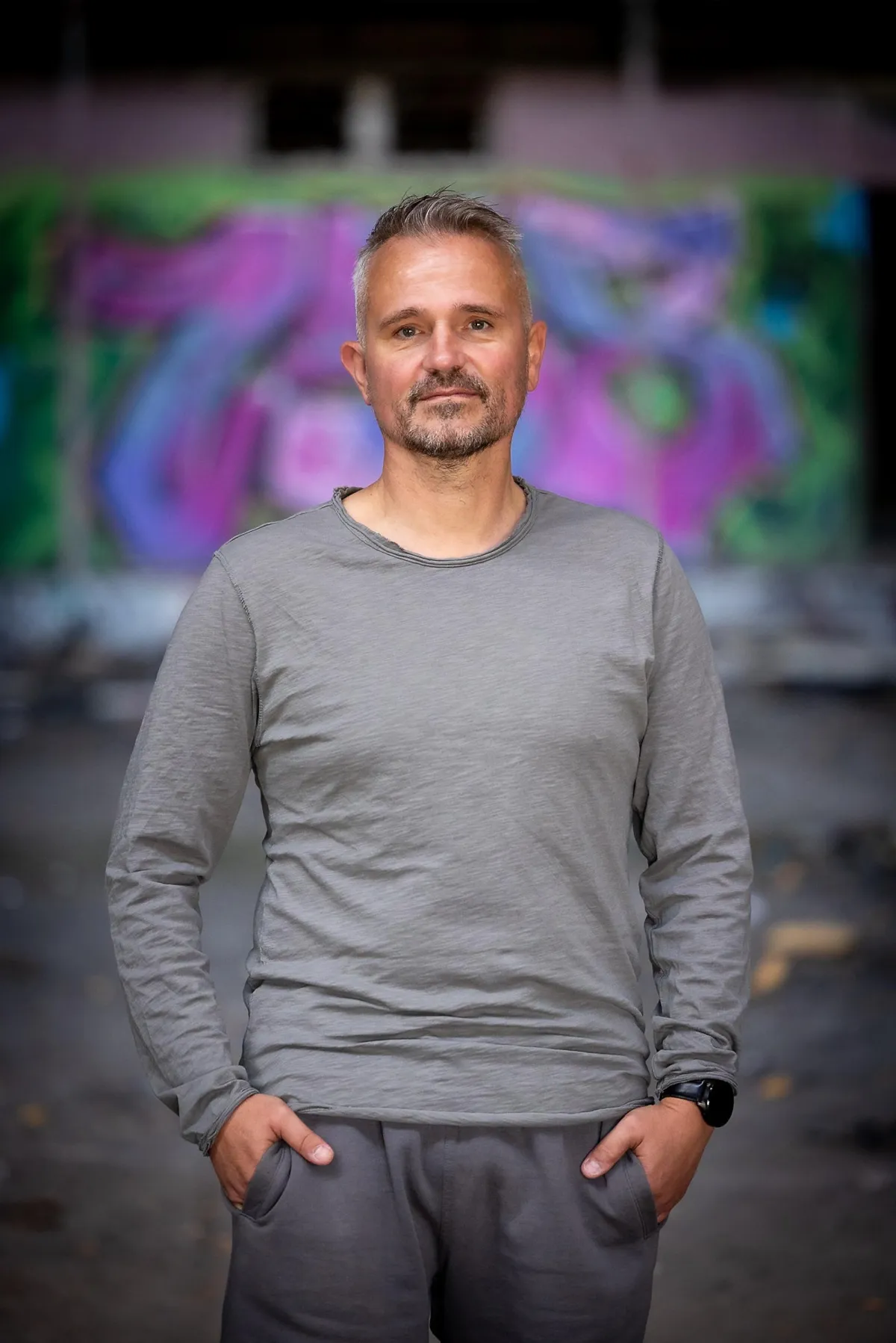 Matthias Hübner, zeitgenössischer Maler – Porträt 2025. Foto: Falk Scheuring.