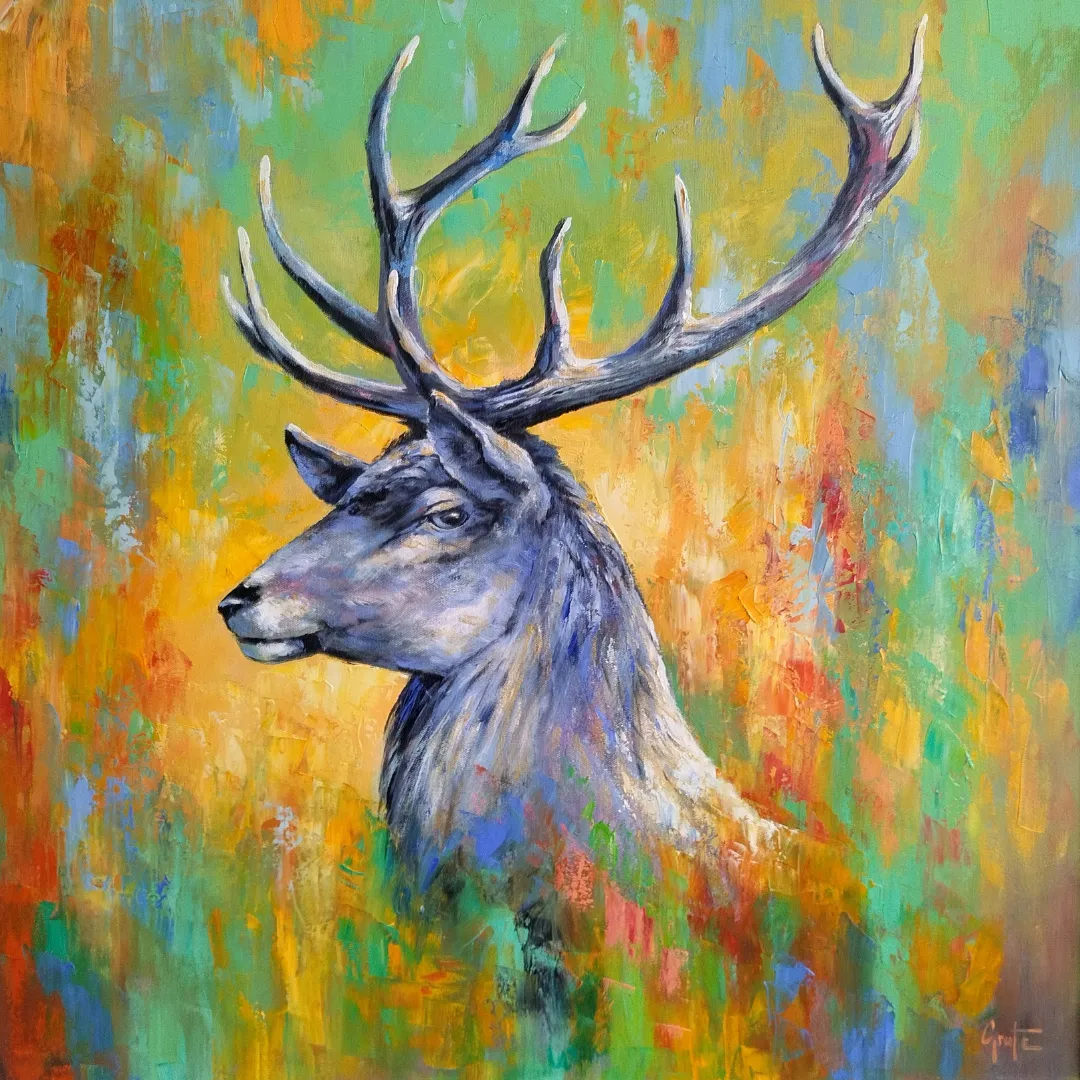 „Deer modern“ von Erich Graf: seitliches Hirschporträt mit großem Geweih vor abstrakt-buntem Hintergrund, Öl auf Leinwand, 80×80 cm.