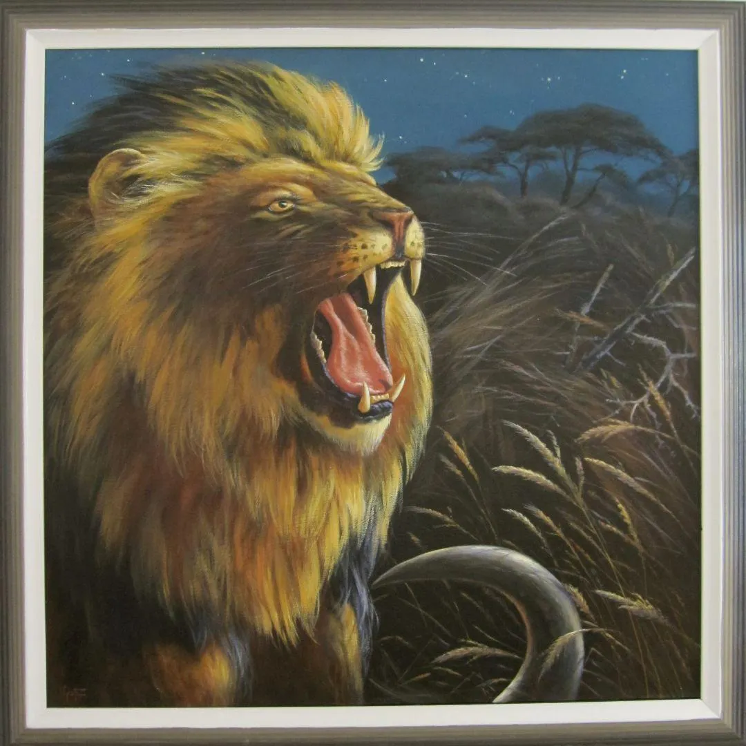 I am the Chief“ von Erich Graf: brüllender Löwe im Halbprofil vor sternklarer Nacht, Savannengras im Wind, Öl auf Leinwand, 80×80 cm.