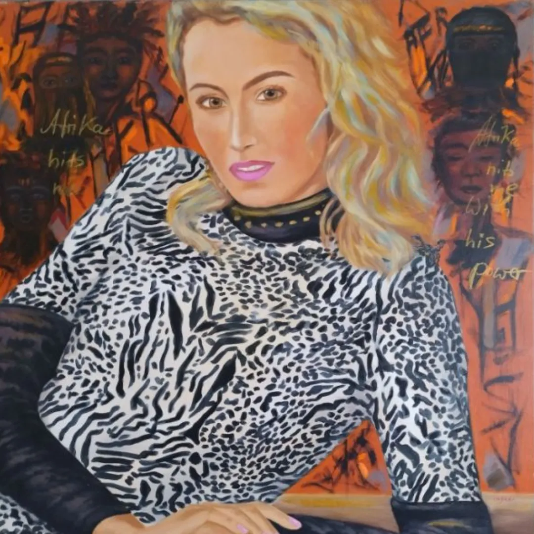 Porträt einer Frau mit blondem Haar in schwarz-weißem Animal-Print vor orange leuchtendem Hintergrund mit schemenhaften Köpfen und handschriftlichen Notizen; Öl auf Leinwand, 80 × 80 cm, von Christine Graf.