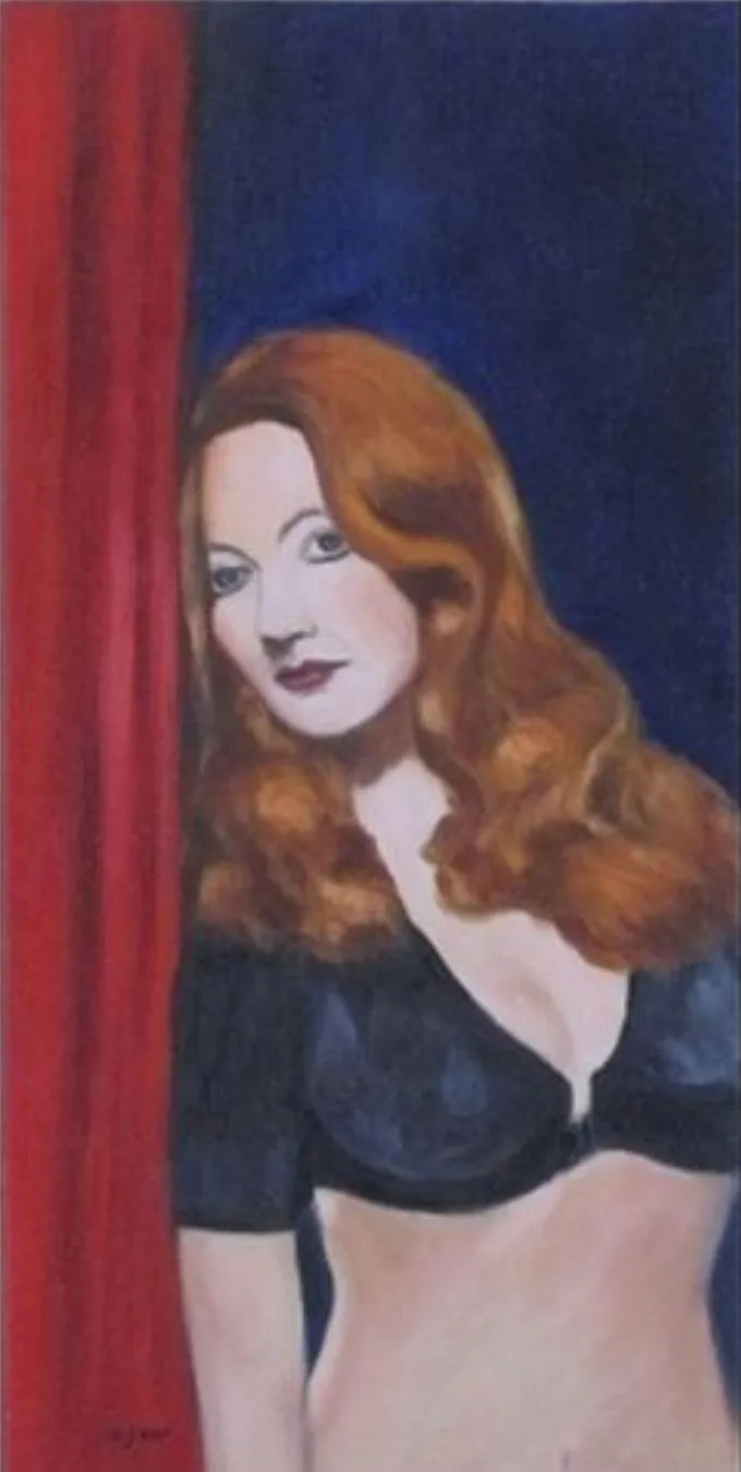 Hochformatiges Porträt einer rothaarigen Frau, die neben einem roten Vorhang vor dunkelblauem Hintergrund erscheint; Öl auf Leinwand, 30 × 60 cm, von Christine Graf.