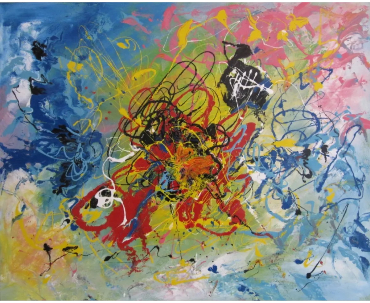 Abstraktes Gemälde mit hellem Blau-Rosa-Grund und einem dynamischen Zentrum aus roten, gelben, schwarzen Drippings und Linien; Lack auf Leinwand, 80 × 100 cm, von Christine Graf.