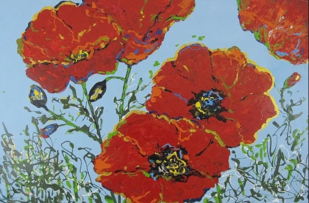 Großformatige rote Mohnblüten vor hellblauem Hintergrund mit grünen Stängeln und dynamischen Linien; Lacktechnik auf Leinwand, 80 × 120 cm, von Christine Graf.