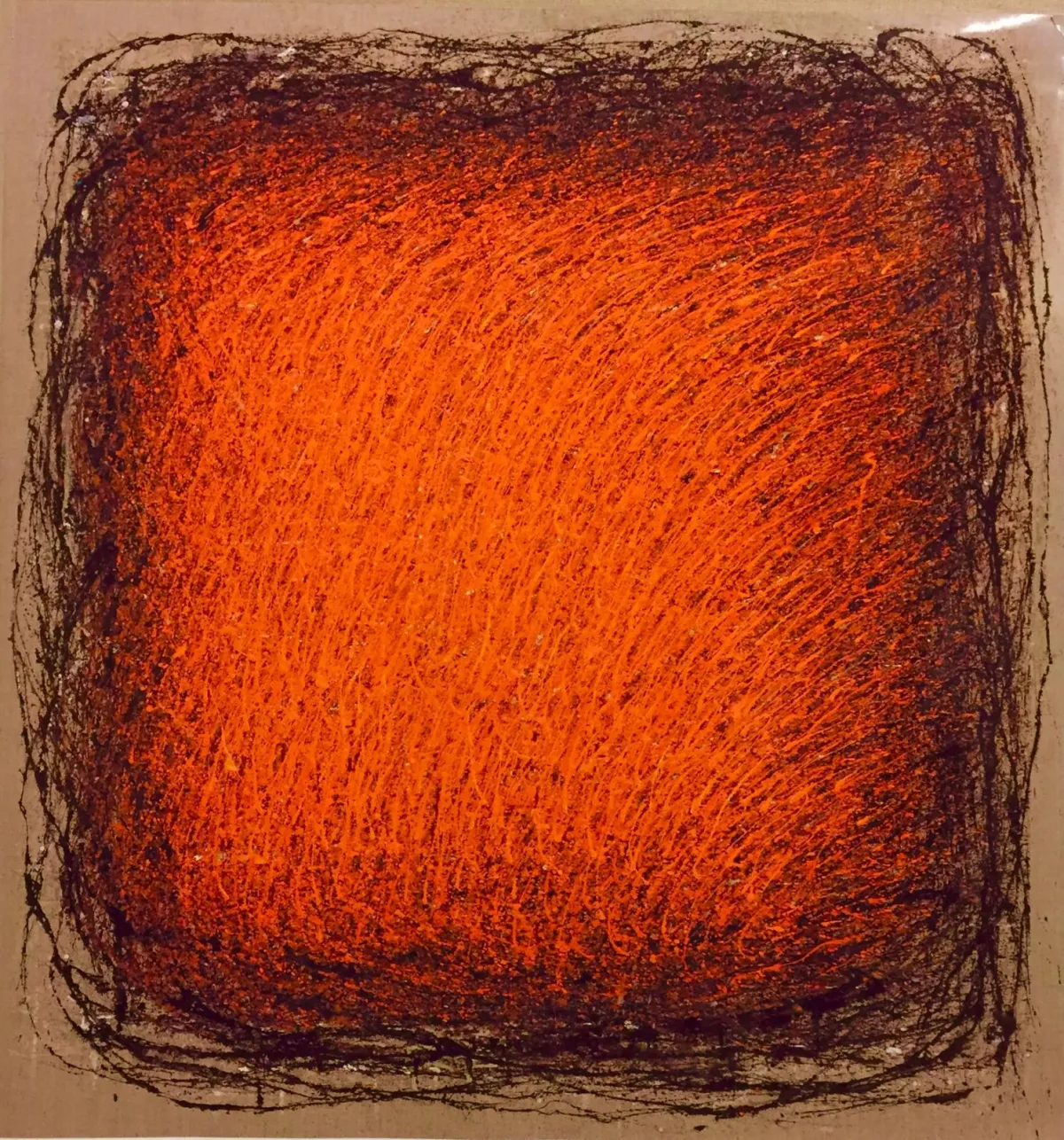 O.T.’ von Sadik Uslu: glühendes orangefarbenes Farbfeld mit gestischen Strichlagen, dunklem Rand; Acryl/Öl auf naturbelassener Leinwand.
