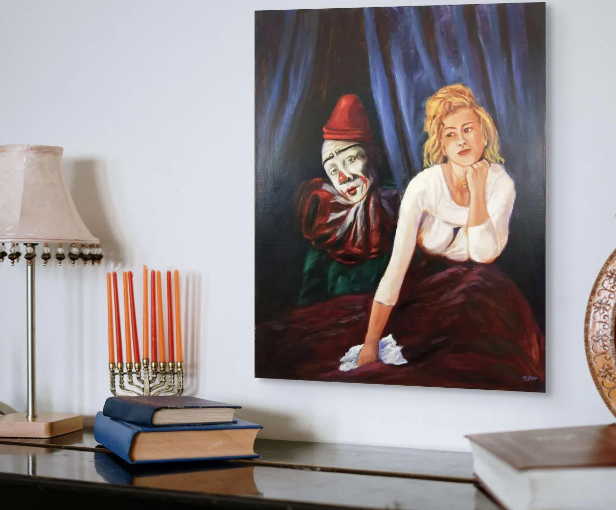 „The Love Letter“ von Christine Graf – figuratives Ölgemälde: junge Frau mit zerknülltem Brief neben Clownfigur vor blauem Vorhang; warme Rot-/Blautöne, an der Wand hängend.