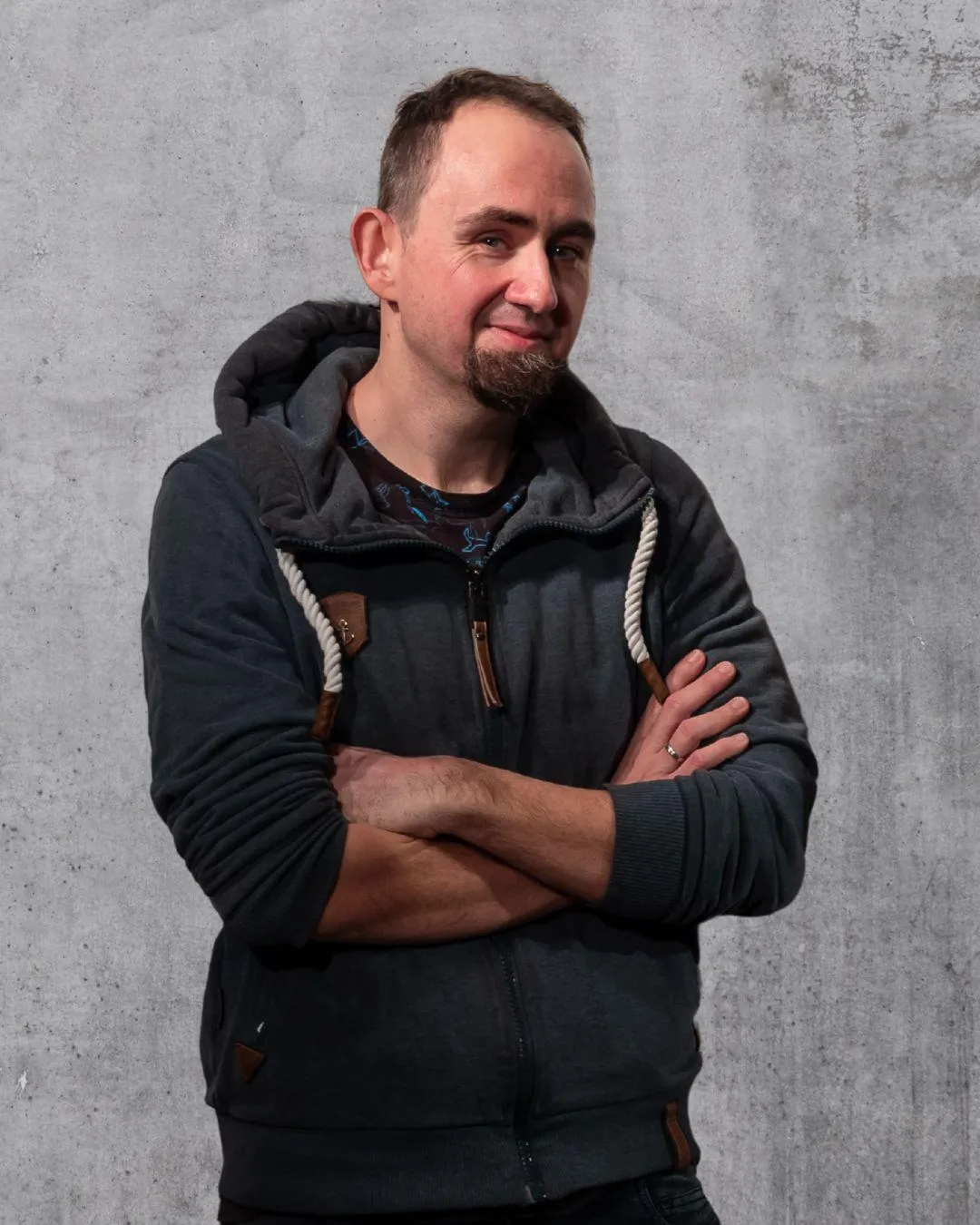 Porträt des Künstlers Winton Afrić – Concept Sculptor & Bildhauer zeitgenössischer Kreaturen- und Wandskulpturen (Favori Art).