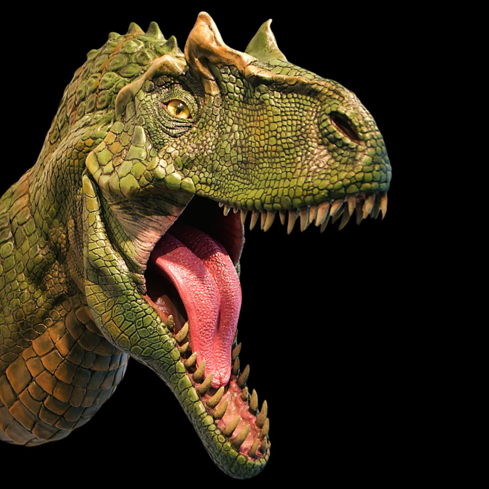 Allosaurus – Wall-Bust Skulptur von Winton Afrić: detailreich modellierter grüner Dinosaurierkopf mit Schuppenstruktur, geöffnetem Maul, sichtbaren Zähnen und Zunge vor schwarzem Hintergrund.