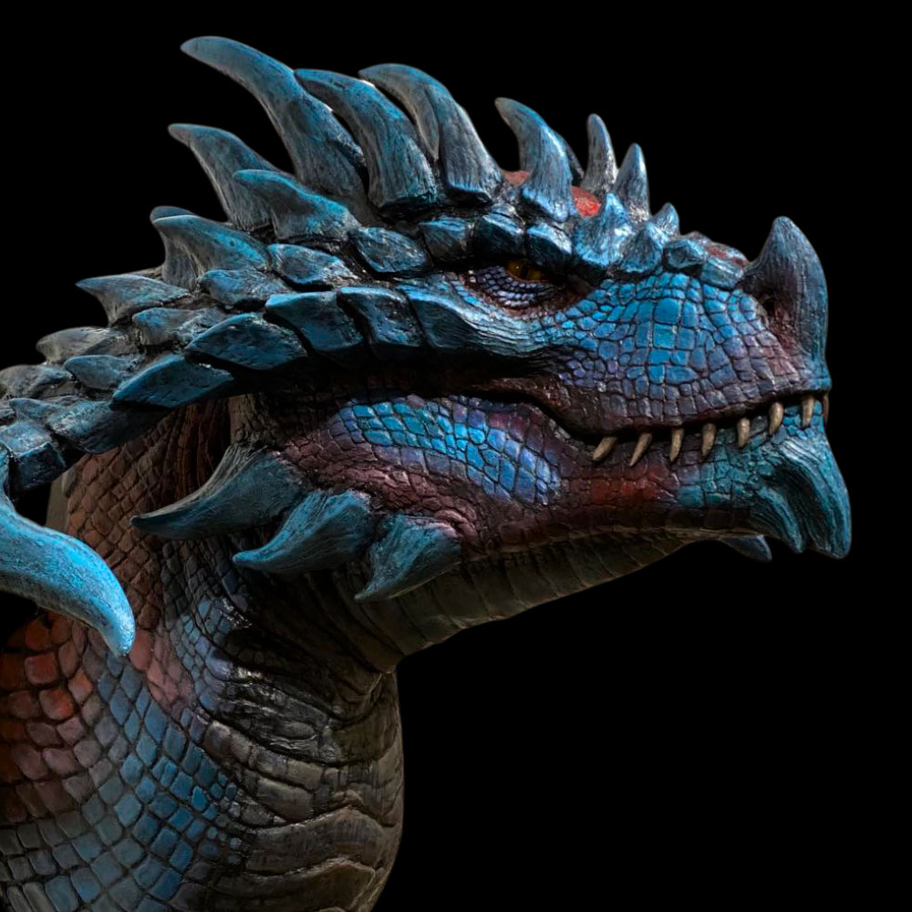 Thrannox Wall-Bust Skulptur von Winton Afrić – detailreich modellierter blauer Drachenkopf mit Schuppen, Hörnern und Zähnen vor schwarzem Hintergrund als hochwertige Fantasy-Kunst.