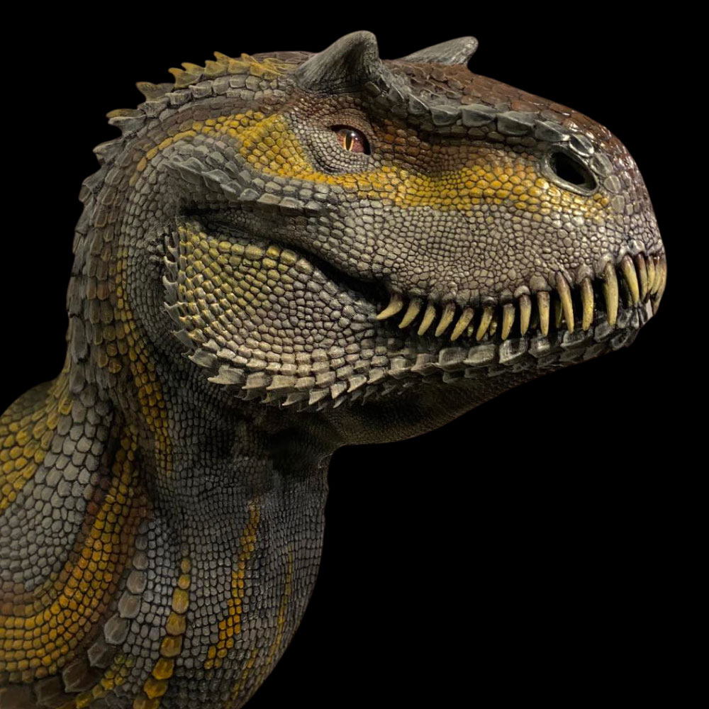 Nizzioth of the Desert Wall-Bust von Winton Afrić – detailreich modellierter Dinosaurier-/Drachenkopf mit gelb-brauner Schuppenstruktur und Zähnen vor schwarzem Hintergrund als hochwertige Collectible-Skulptur.