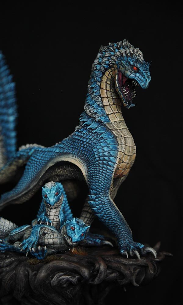 Tobi Kadachi – Matriarch, Unikat-Kunstskulptur aus Kunstharz (Resin) von Winton Afrić: blaues Kreaturenwesen schützt drei Jungtiere auf wurzelartiger Basis.