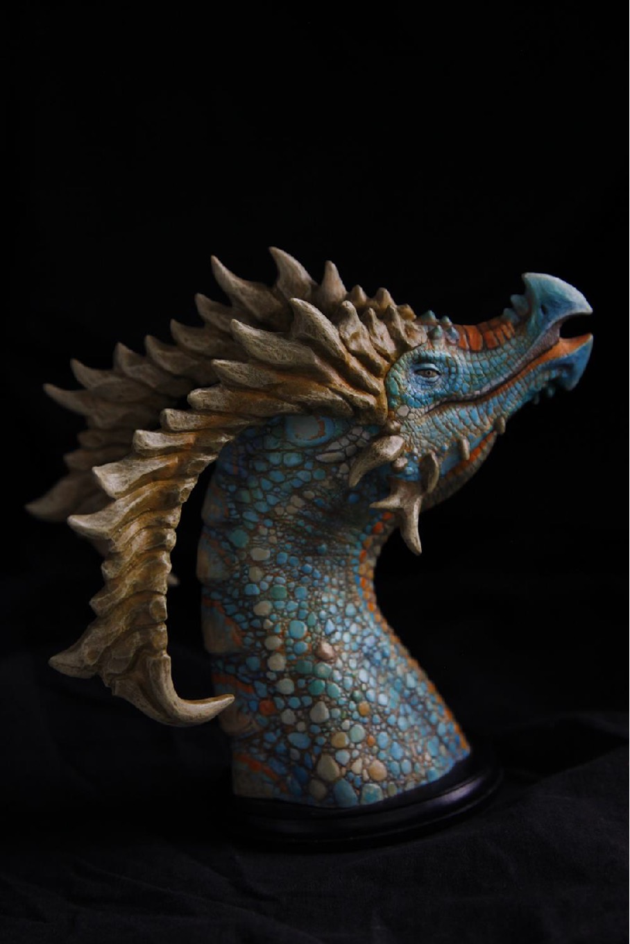 Enshareth – Water Variant: Drachenbüste von Winton Afrić aus Polyurethan (Kunstharz) mit türkis-blauem, kieselartigem Schuppenkleid und riffartiger Dornkrone auf Sockel.