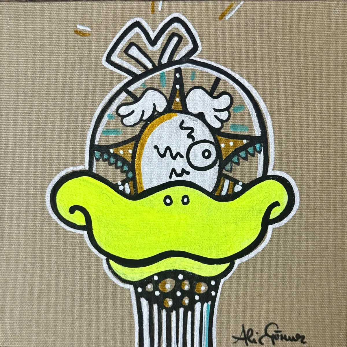 Pop-Art-Werk „Focky 3“ von Ali Görmez: frontal dargestellte Ente mit neongelbem Schnabel, einäugigem Gesicht und gold-türkiser Aura, Acryl auf naturfarbener Malplatte 20 × 20 cm.