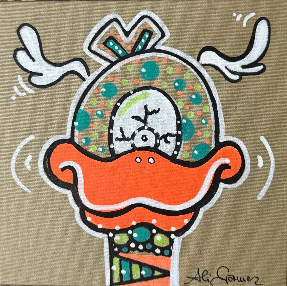 Kharzuul – Wall-Bust von Winton Afrić: rote Drachen-Wandskulptur (PLA/Kunststoff) mit massiven Hörnern, Reißzähnen und dichter Schuppenstruktur an heller Wand.