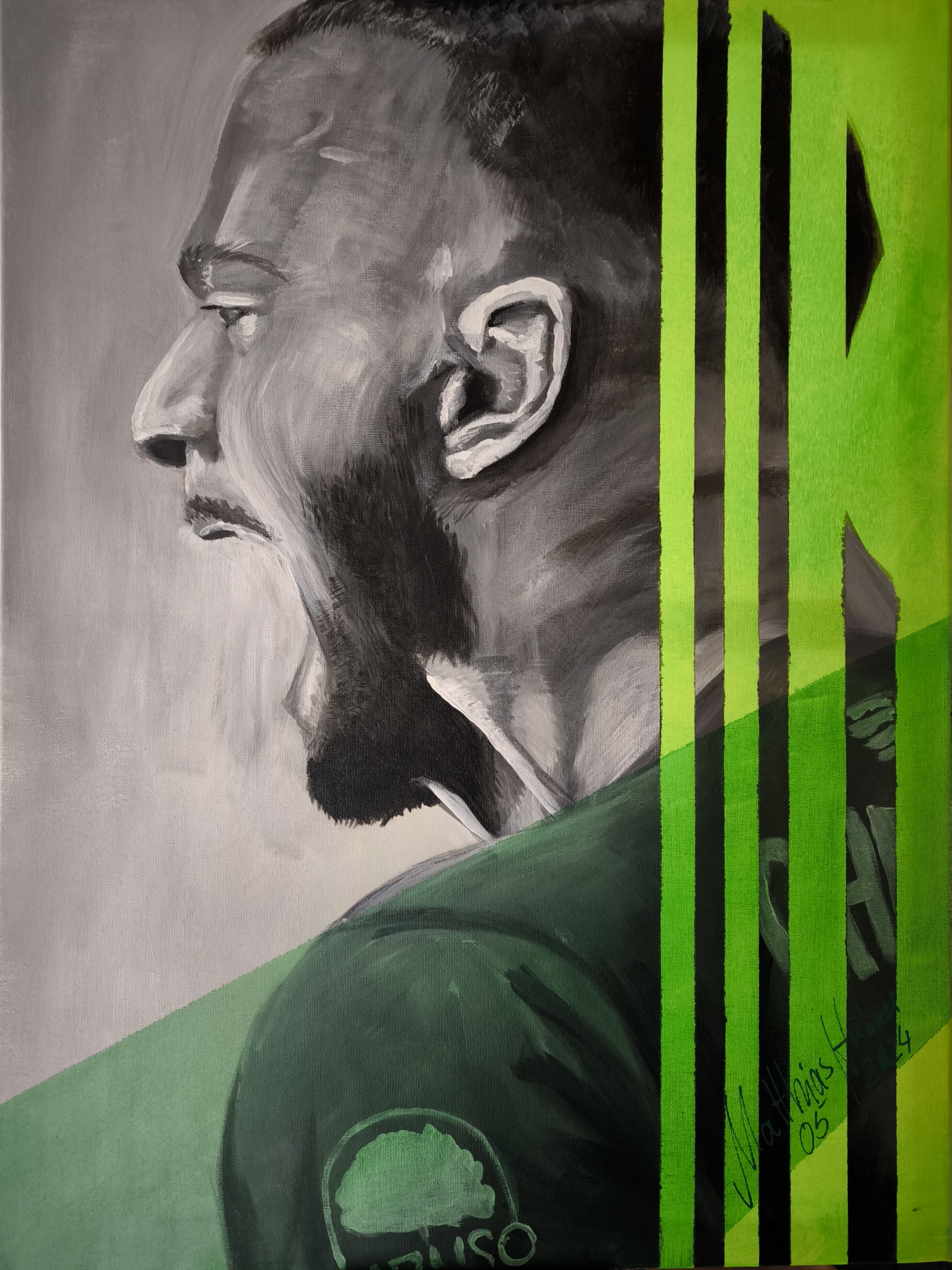Porträt eines Mannes im linken Profil in Grau- und Schwarztönen gemalt; über die rechte Bildhälfte verlaufen drei vertikale neon-grüne Balken, die das Gesicht teilweise überlagern und einen starken Kontrast zur ruhigen, monochromen Darstellung erzeugen.
