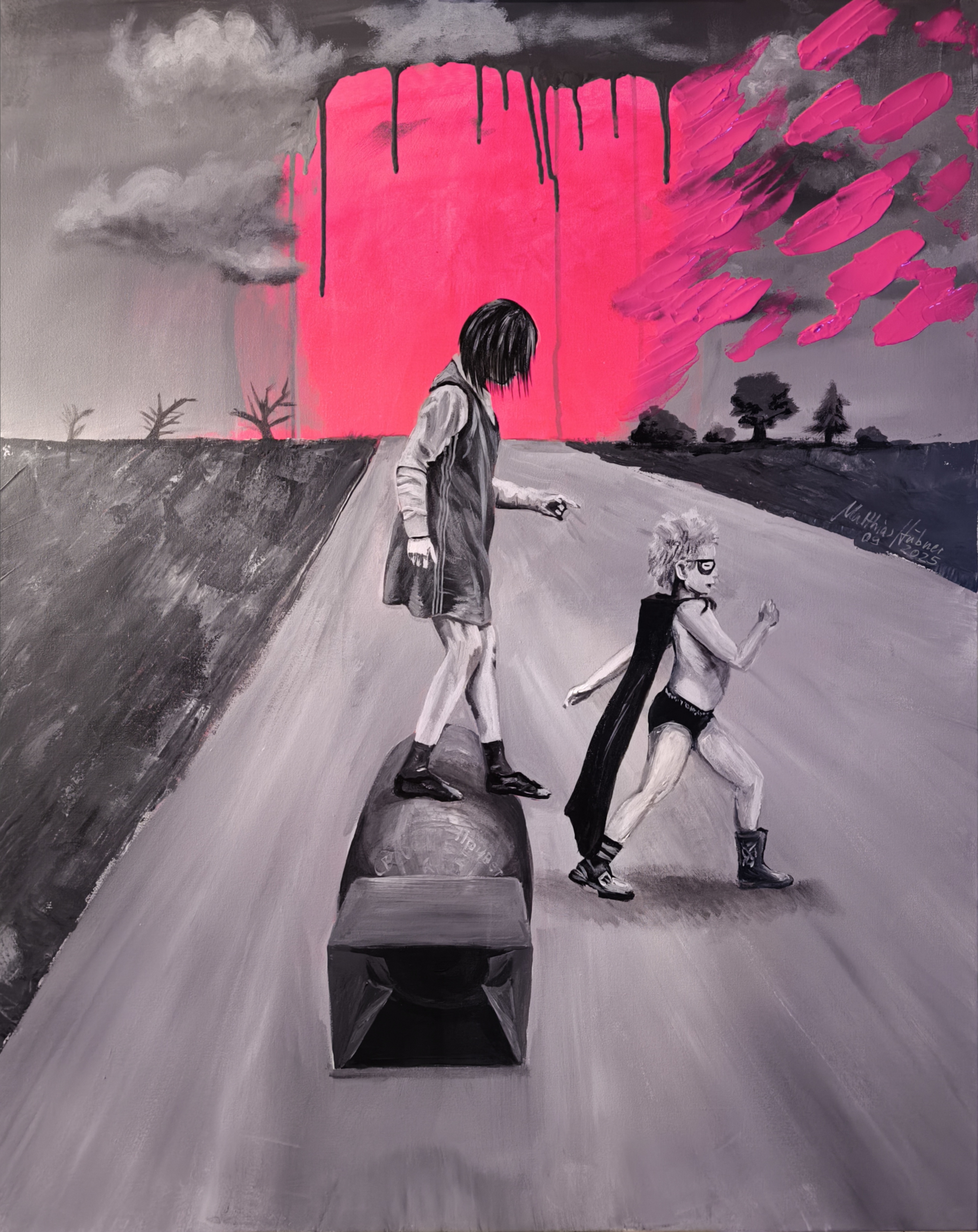 Zeitgenössisches Gemälde „Helden“ von Matthias Hübner: Zwei maskierte Kinder mit Umhängen stehen auf einer leeren Straße vor einer grauen Landschaft, im Hintergrund ein leuchtend pinkes, tropfendes Farbfeld; Acryl auf Leinwand, 2025.