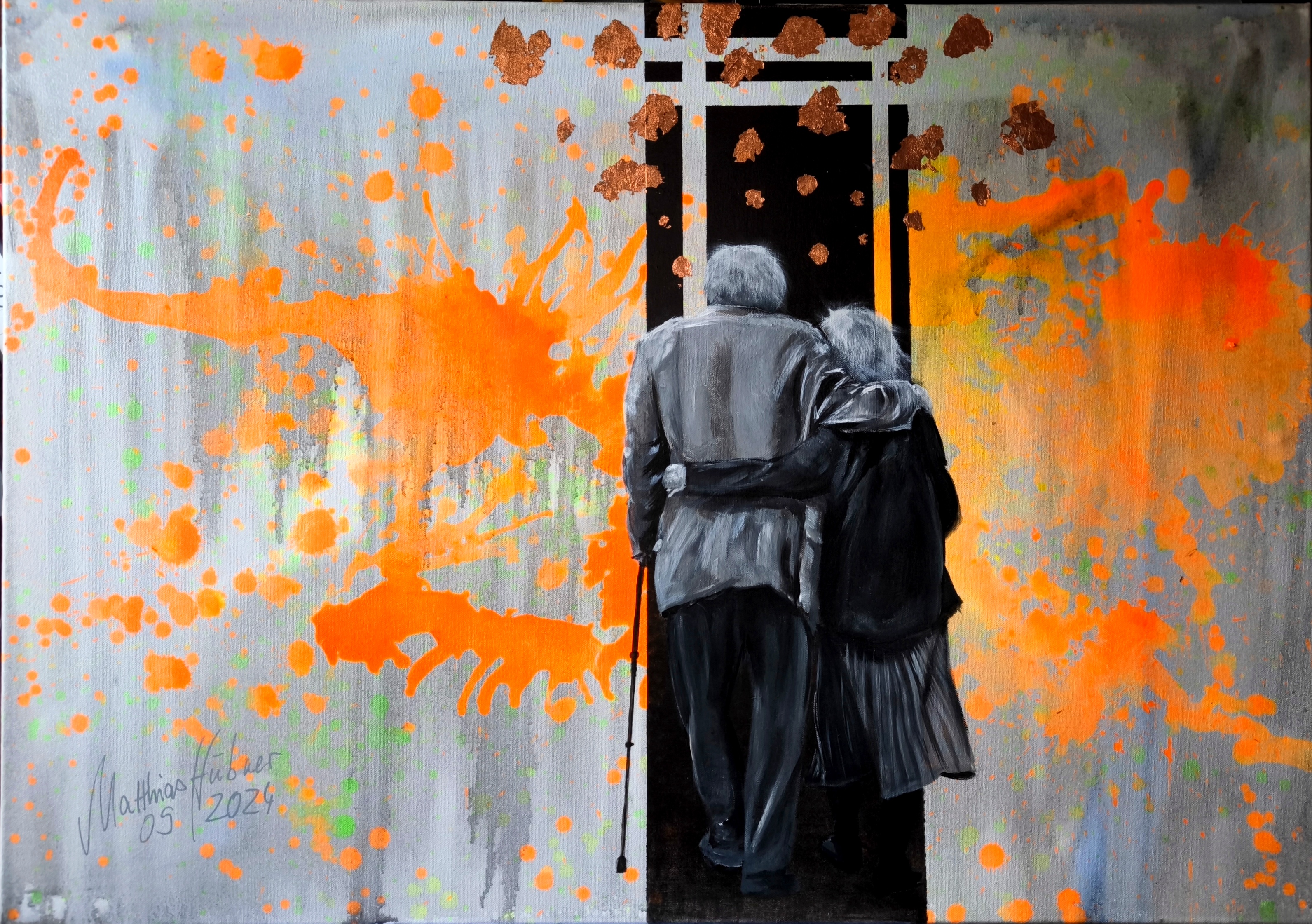 Gemälde „Leben“ von Matthias Hübner: älteres Paar von hinten, eng aneinandergelehnt vor einem dunklen Durchgang; graue Figuren mit Gehstock, Hintergrund mit orangefarbenen Farbspritzern, grünen Akzenten und kupfernen Partikeln; Acryl auf Leinwand, 70×100 cm (2025).