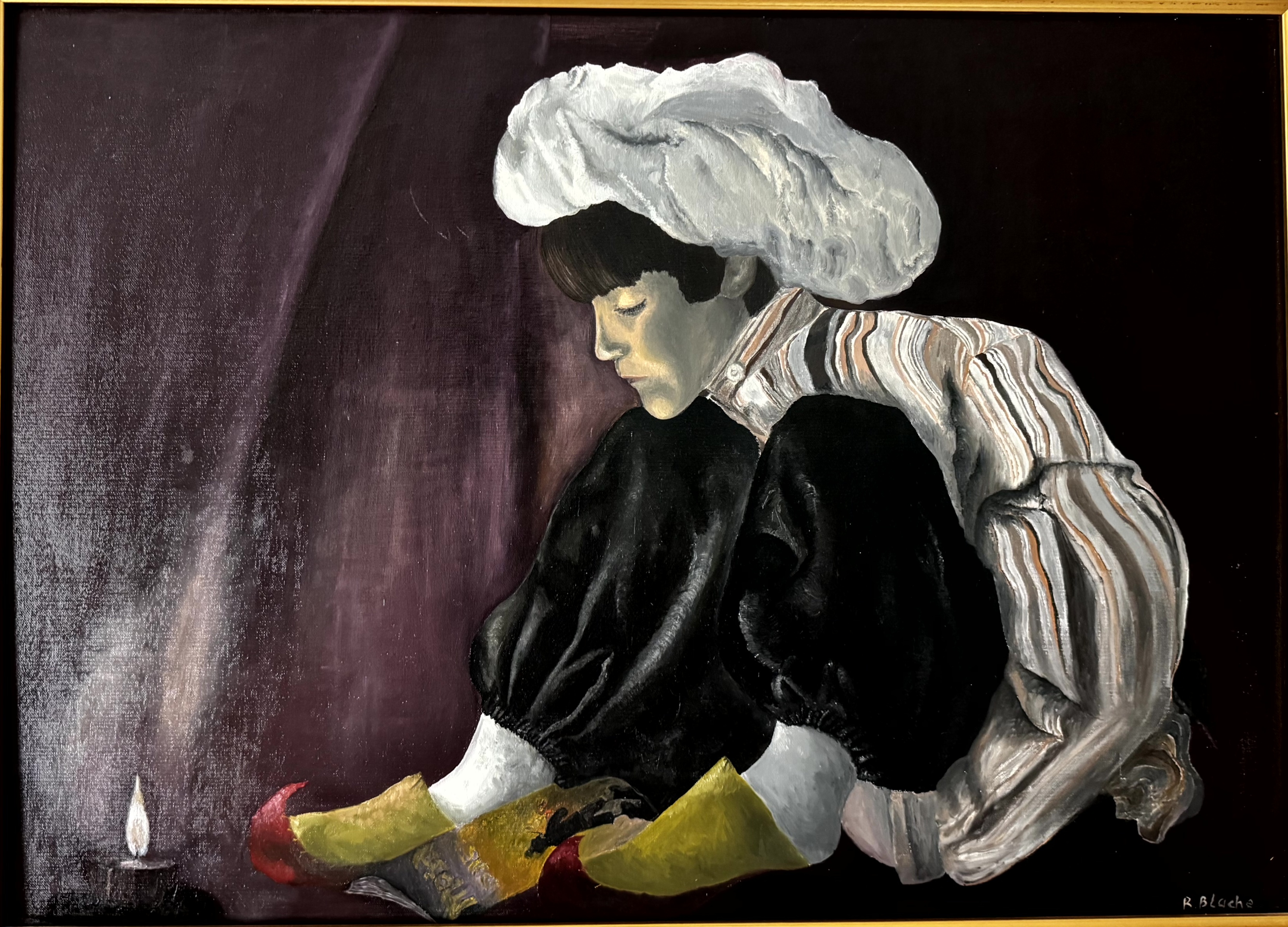 Ölgemälde „Little Muck“ von Rufina Blache: kauernde Figur im Profil mit weißer Haube vor dunklem violettem Hintergrund, Kerze, Äpfel und gelbes Papier im Vordergrund, Öl auf Leinwand 60×80 cm.