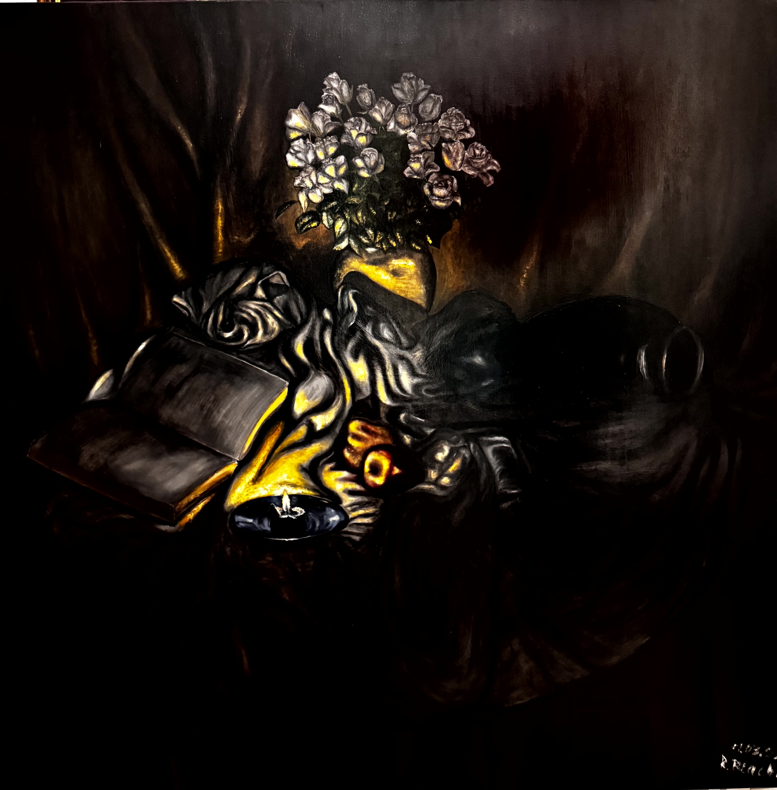 Gemälde „White Roses“ von Rufina Blache: weiße Rosen in gelber Vase vor dunklem Hintergrund, drapierte schwarze Stoffe, offenes Buch und Kerze im Vordergrund, stilllebenartige Szene in Hell-Dunkel-Kontrast.