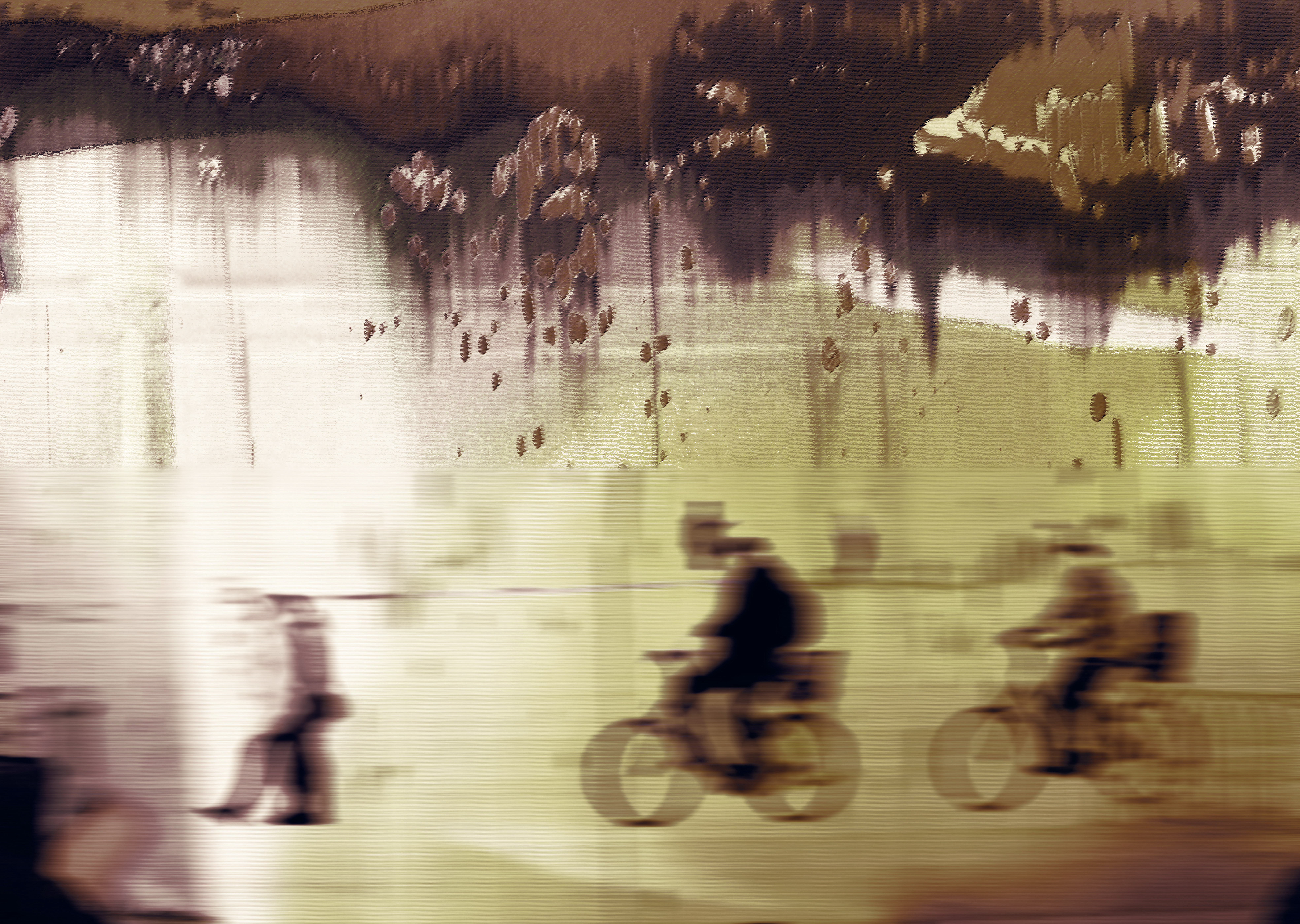 „Colorful Promenade“ von Olli Boehm: verwischte Figuren und zwei Radfahrer auf heller Promenade, darüber sepia-olivfarbene Patina mit Tropfspuren und Sprenkeln – Mixed-Media-Fotokunst.