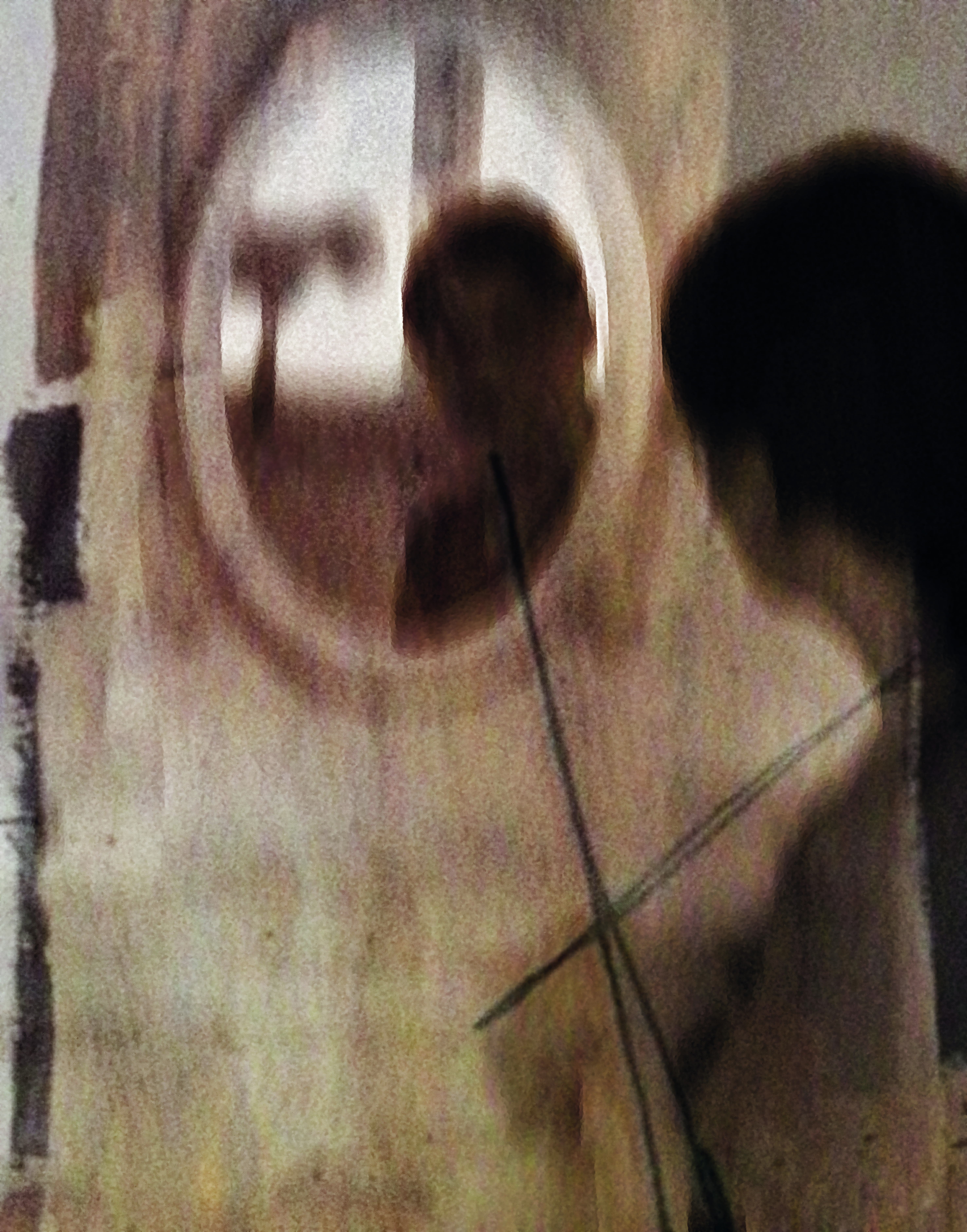 Schwarz-Weiß-Porträt einer jungen Frau mit Kopftuch und Kopfhörern vor leuchtend rot-grünem, abstrakt-gestischem Farbfeld – ‚Generation‘ von Matthias Hübner (2025)