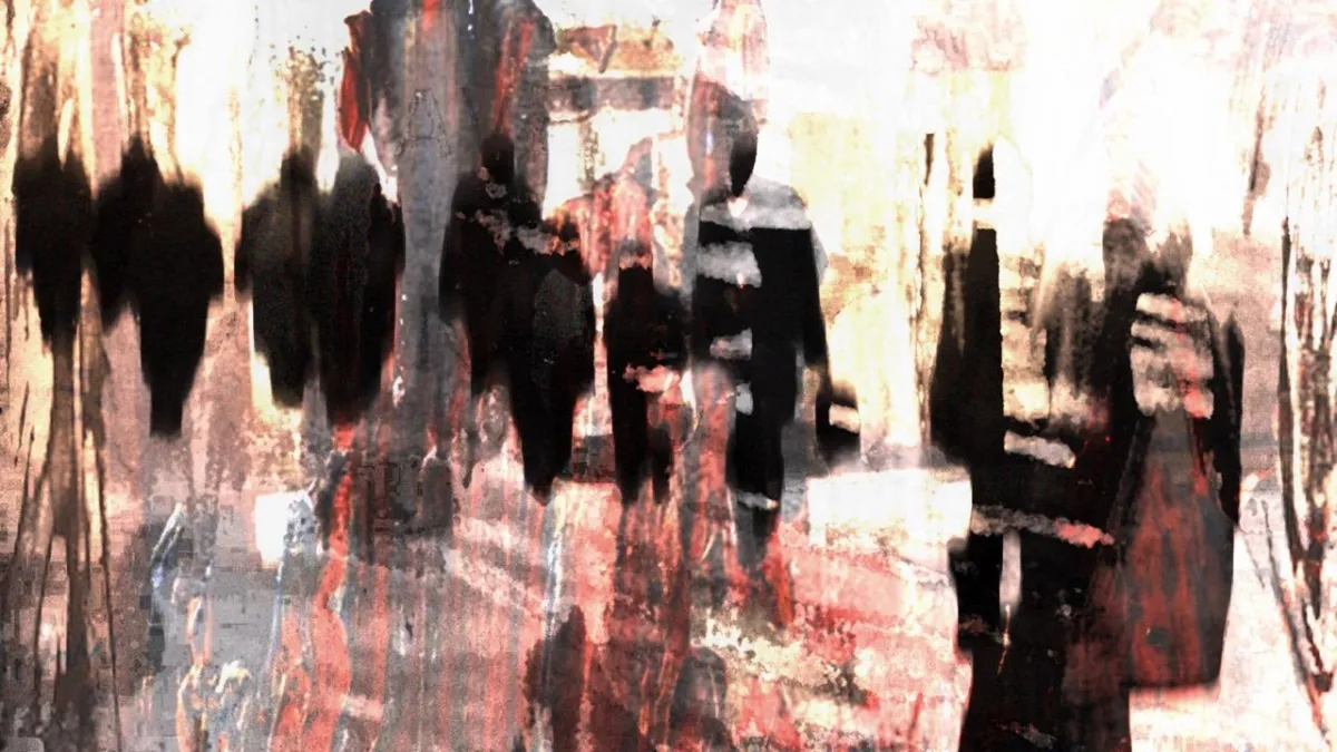 „People Move“ von Olli Boehm: Zeitgenössische Mixed-Media-Urban-Art mit verschwommenen Silhouetten in einer hellen Stadtszene, durchzogen von rot-orangen Farbschichten; atmosphärische Darstellung urbaner Bewegung und Anonymität.