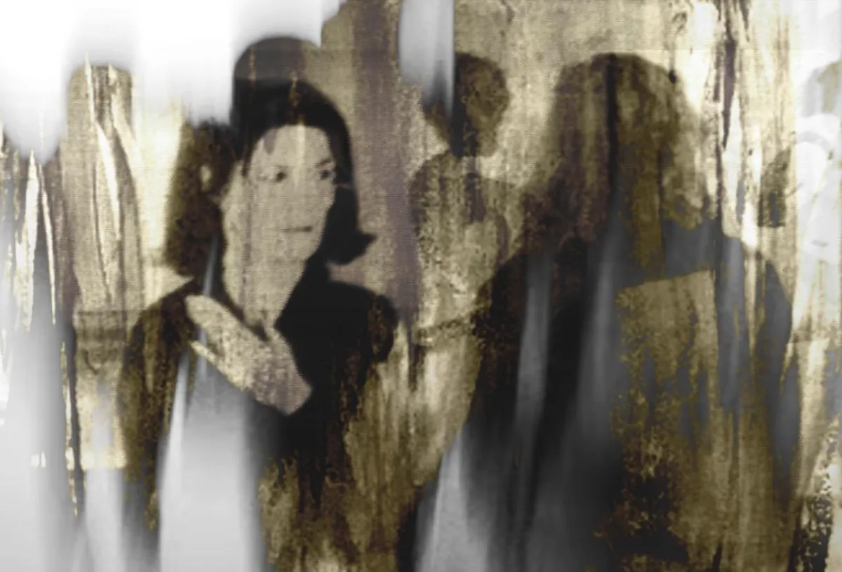 Abstrakt-figuratives Porträt von Olli Böhm in Grau- und Schwarztönen: eine teils verhüllte Person mit sichtbarem Gesicht und erhobener Hand, überlagert von vertikalen Schleiern und goldbrauner Patina-Textur auf hellem Hintergrund.