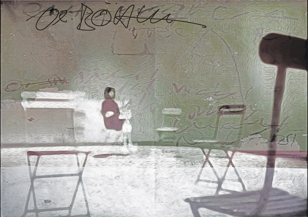 Schwarz-Weiß-Porträt einer jungen Frau mit Kopftuch und Kopfhörern vor leuchtend rot-grünem, abstrakt-gestischem Farbfeld – ‚Generation‘ von Matthias Hübner (2025)