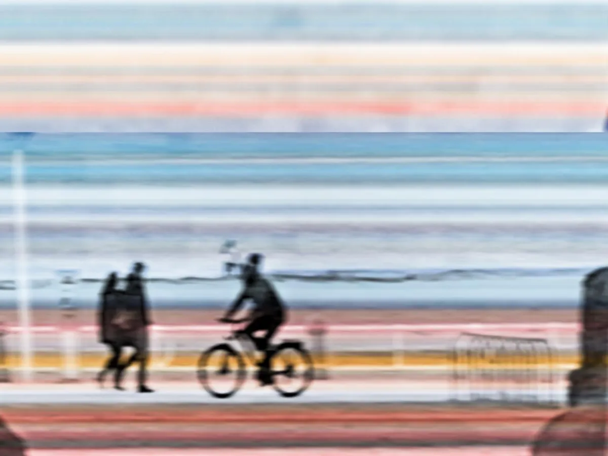 Gemälde „Picnic“ von Rufina Blache: herbstliches Picknick im Wald mit zwei Figuren, weißem Hund, Picknickkorb und Baumstamm vor golden-grünem Laub, figurative Szene in warmen Naturtönen.