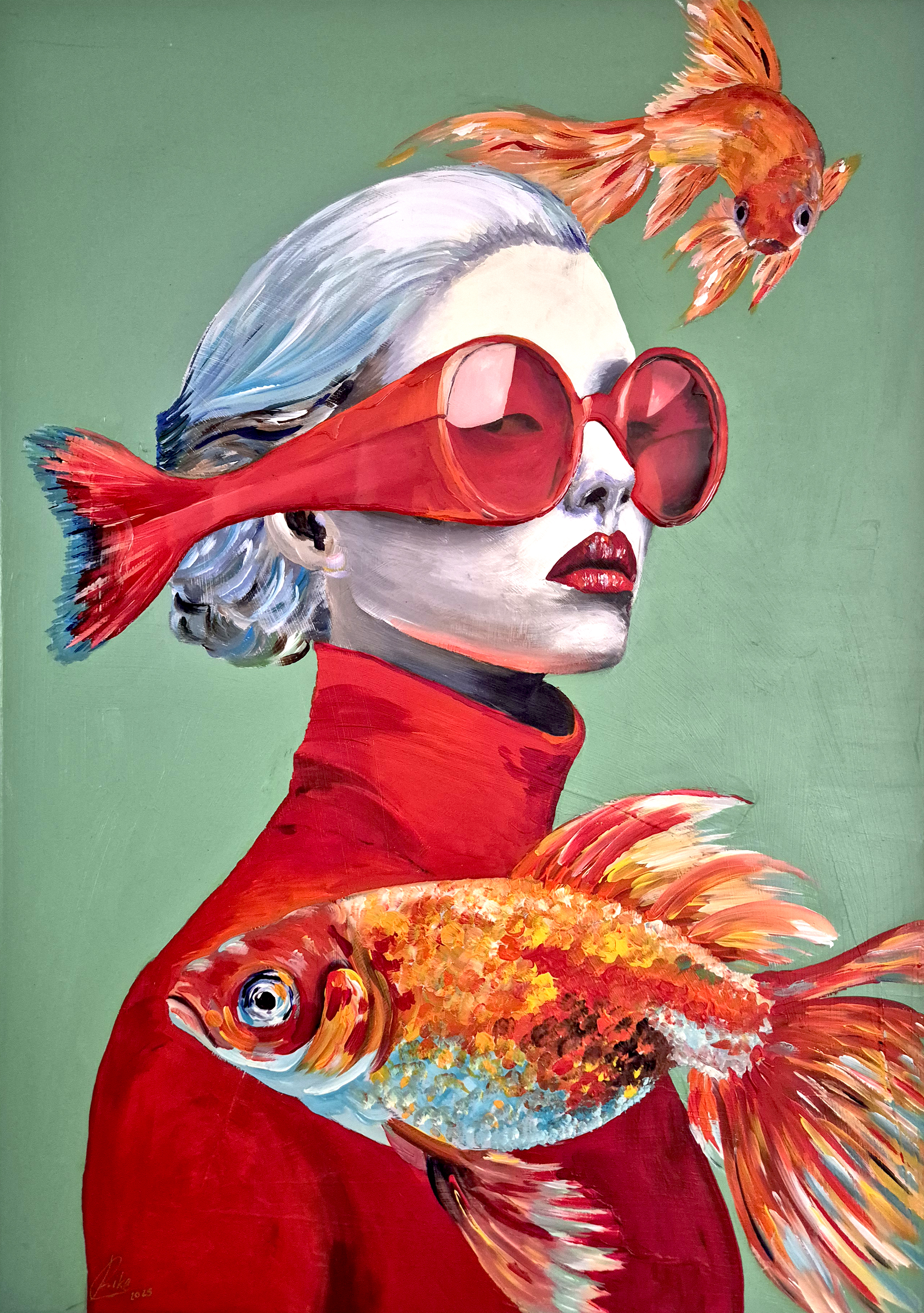 Zeitgenössisches Gemälde einer stilisierten Frau in rotem Rollkragen mit weiß-blauem Haar und übergroßer roter Sonnenbrille vor grünem Hintergrund. Zwei Goldfische durchqueren die Komposition: einer bildet die Brille quer vor dem Gesicht, ein weiterer liegt groß im Vordergrund über Schulter und Brust, während ein dritter kleiner Goldfisch oberhalb des Kopfes schwebt. Die Arbeit verbindet präzise Porträtmalerei mit surrealen Elementen, starken Farbkontrasten und symbolischer Bildsprache.
