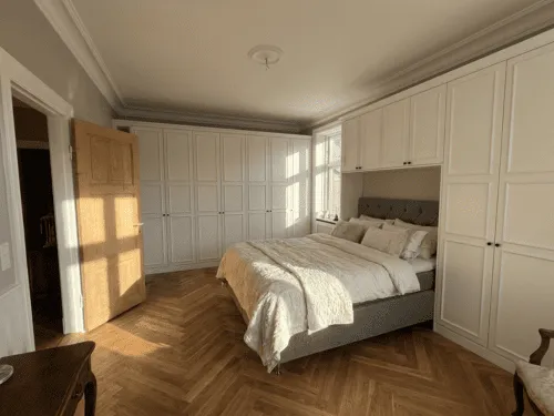 Smart udnyttet garderobe plads i københavner lejlighed