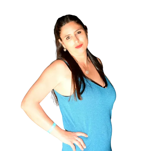 Portrait de Christie Marangio, artiste peintre contemporaine à Saint-Cyr-sur-Mer, créatrice d’œuvres uniques.