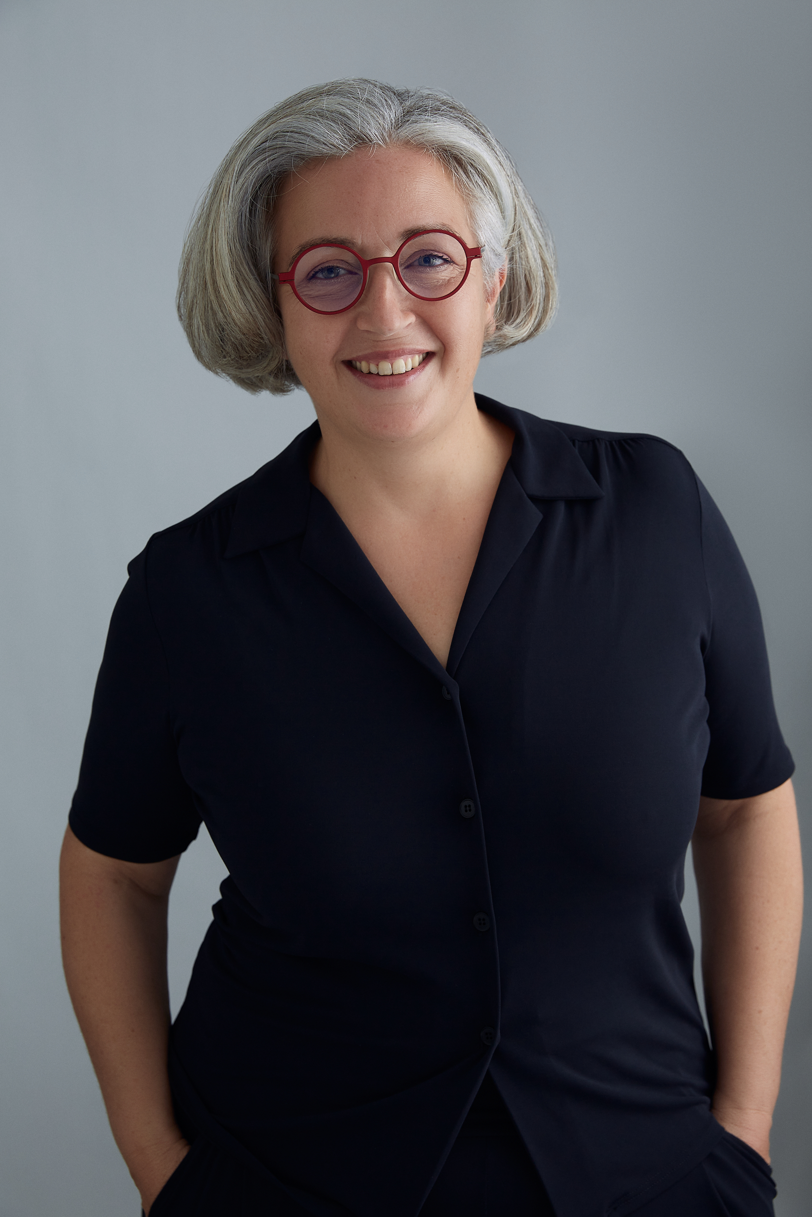 Picture of Josianne Robb with the red glasses that appear in her logo