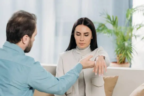 Clinical Hypnotist doing treatment