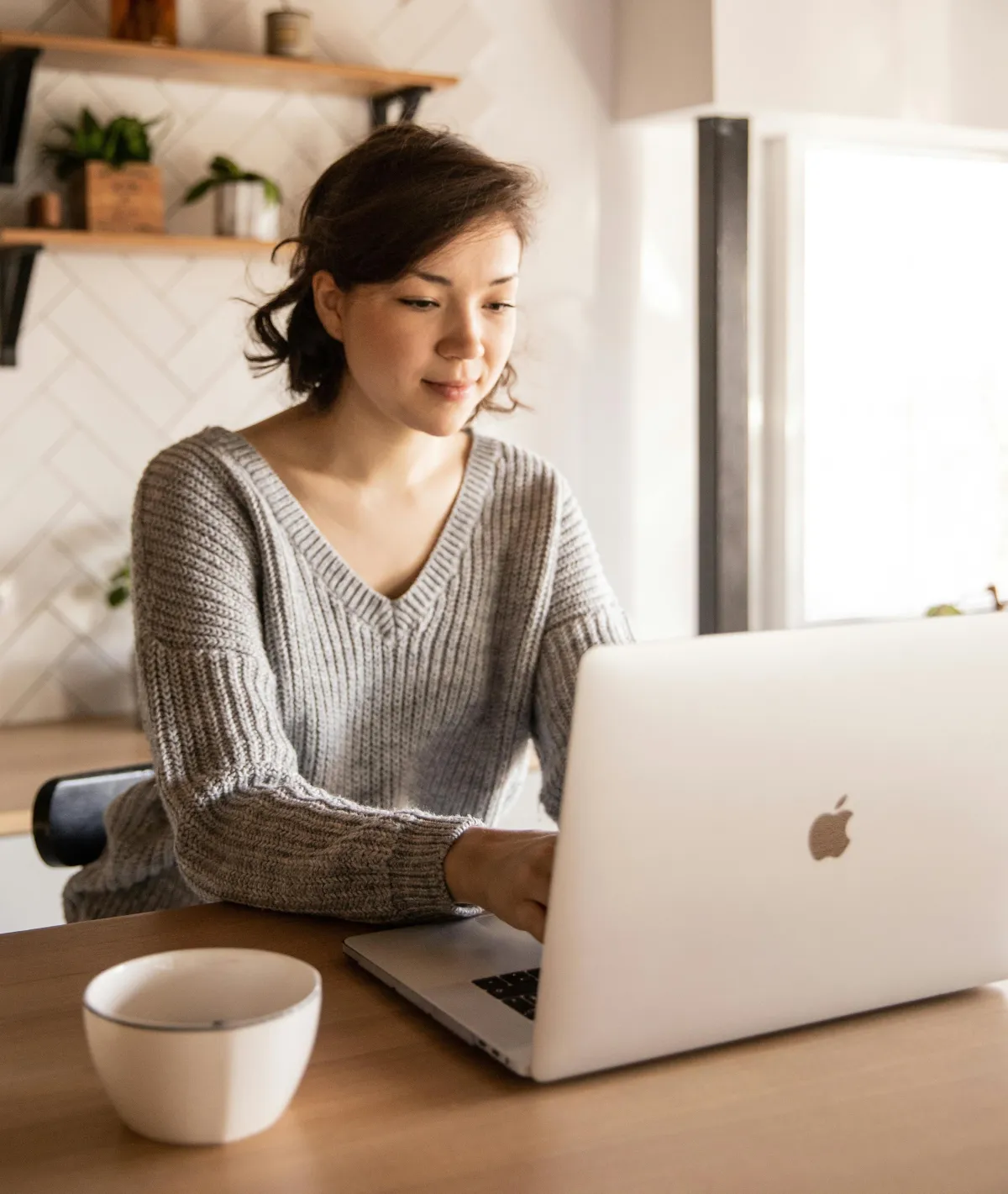 Simplify Your Tech confused woman at laptop