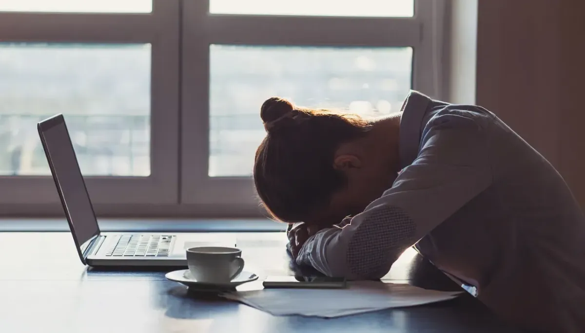 Simplify Your Tech frustrated woman at laptop