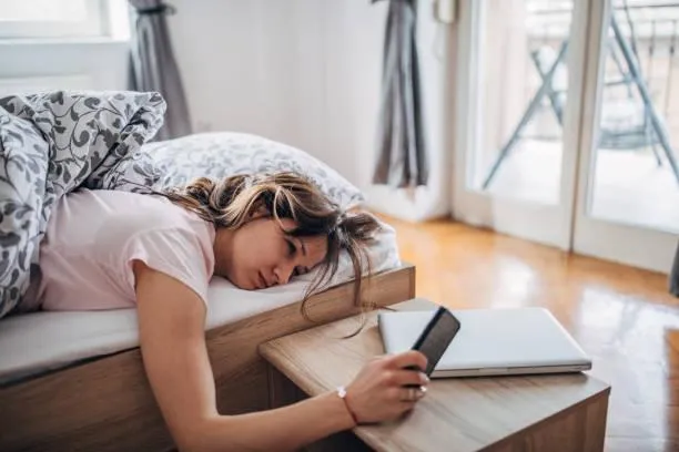 Simplify Your Tech woman scrolling phone