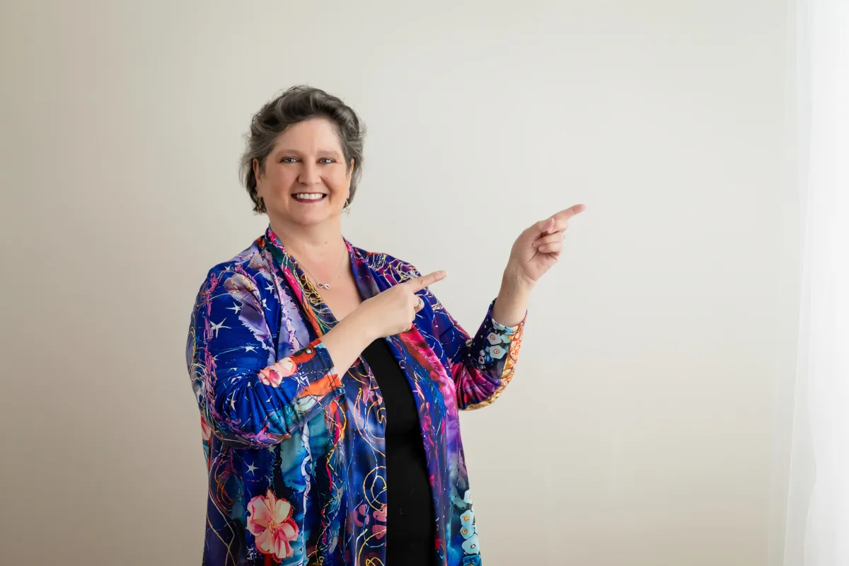 Simplify Your Tech Kat pointing