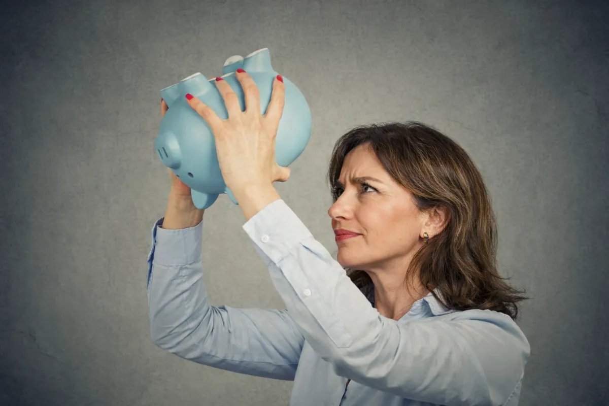 Simplify Your Tech confused woman at laptop