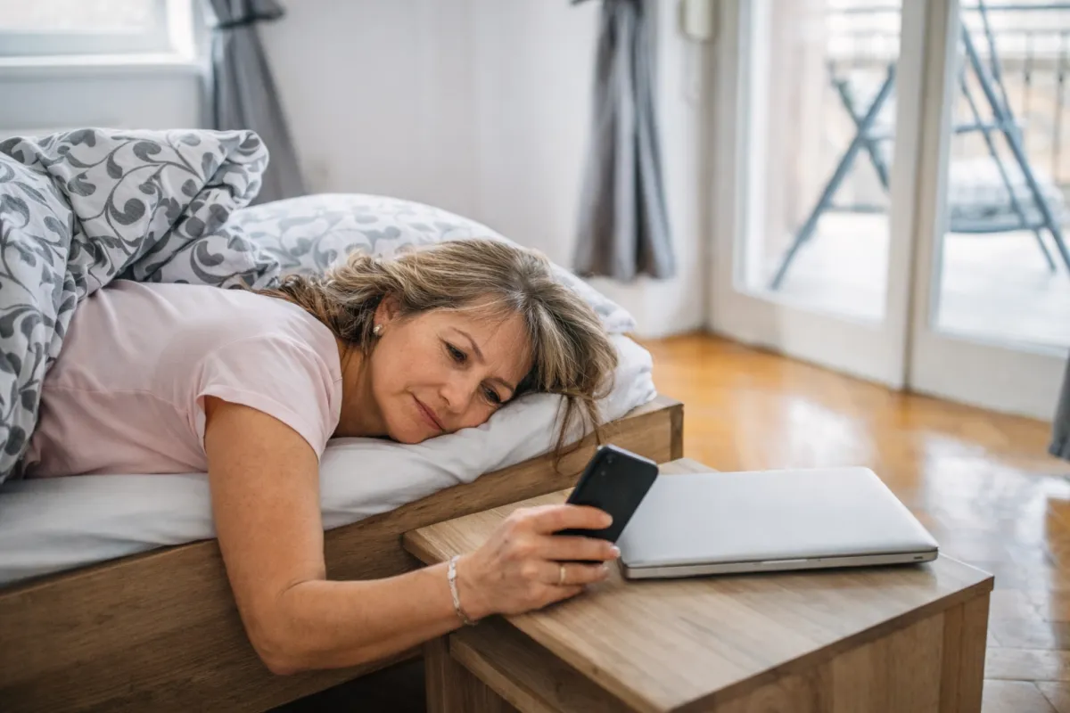 Simplify Your Tech woman scrolling phone