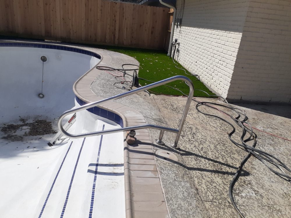 Pool Cleaning & Maintenance Services